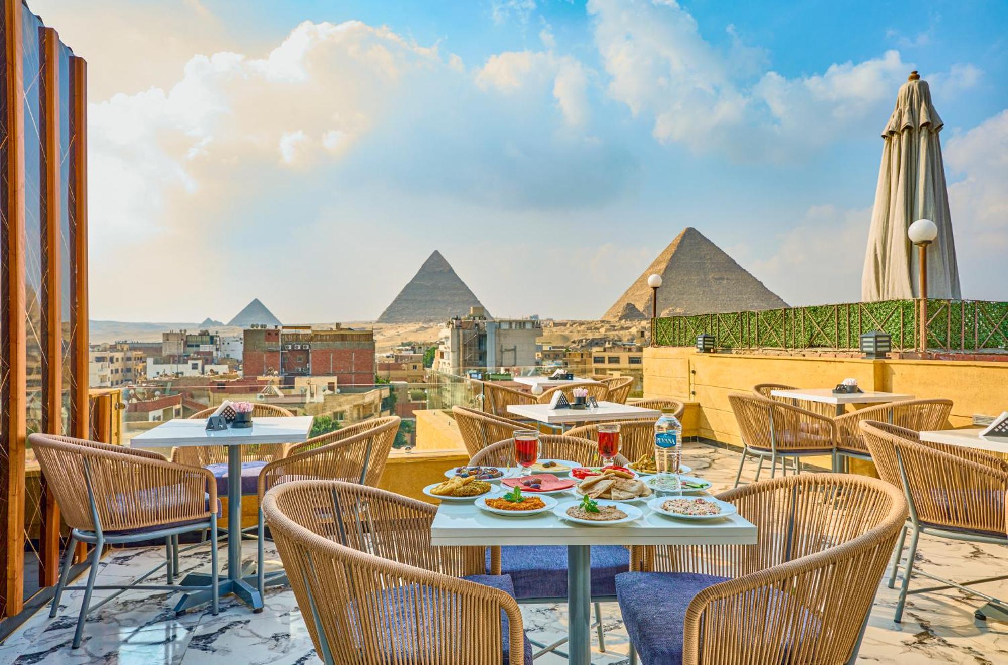 Cleopatra Tower Pyramid View Hotel Kafret el-Gabal Kültér fotó