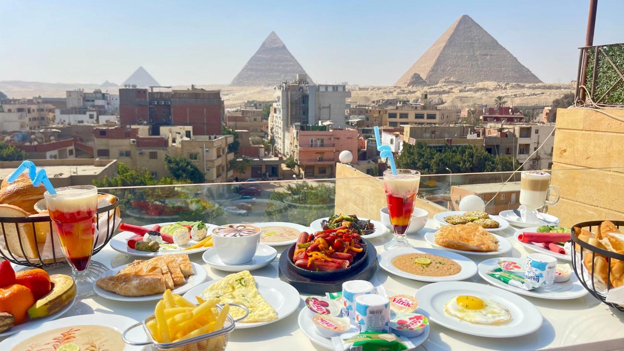 Cleopatra Tower Pyramid View Hotel Kafret el-Gabal Kültér fotó